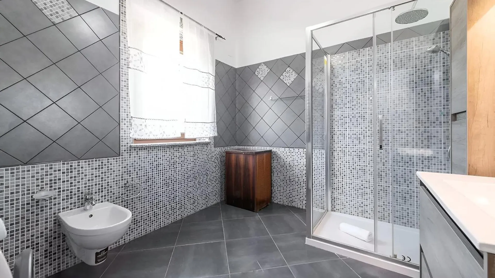 Floris Modern House -Two En-Suite Rooms & Wi-Fi Gonnesa Italie